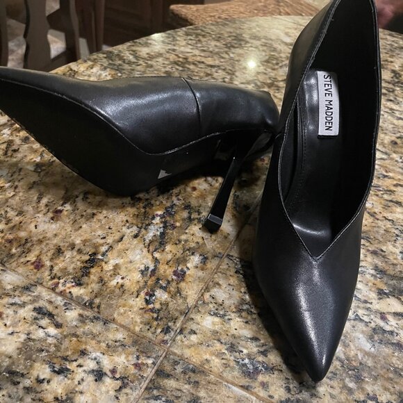Steve Madden Black Soft Leather Classic Pumps - Picture 3 of 4